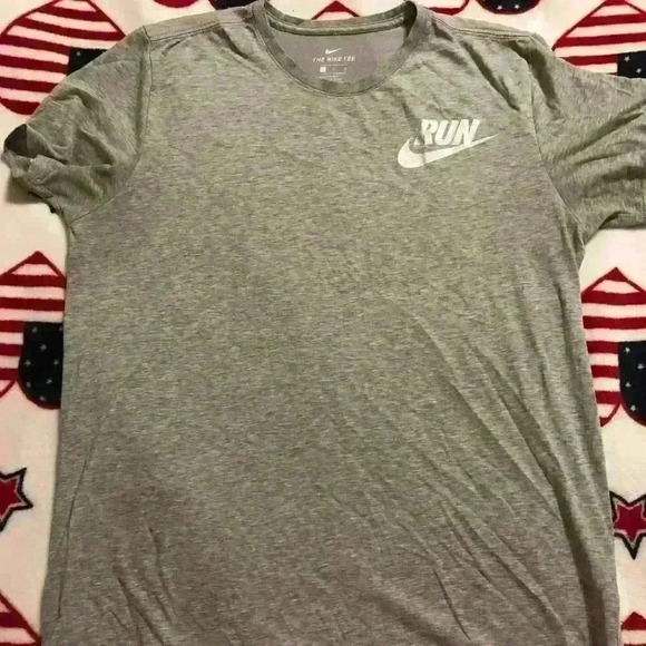 Nike Run Vented Mesh Gray Top w/ Reflective Run Logo Size Large - Picture 1 of 5